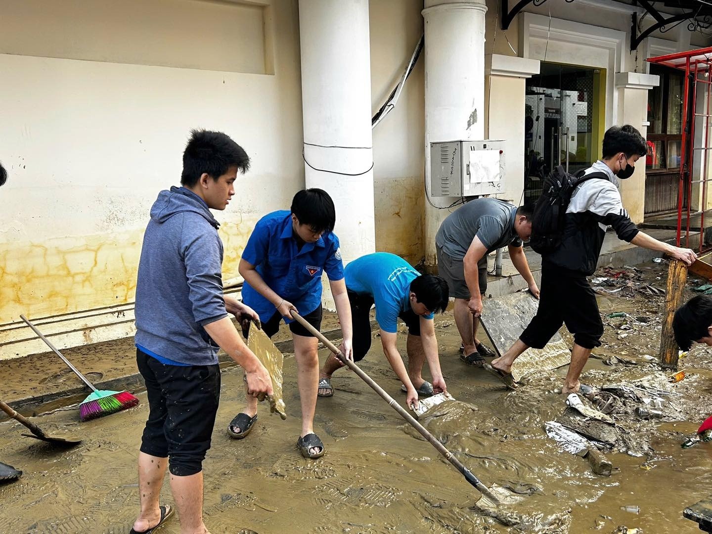 Nhung ngoi truong dong day bun dat sau lu tai Hue, Da Nang hinh anh