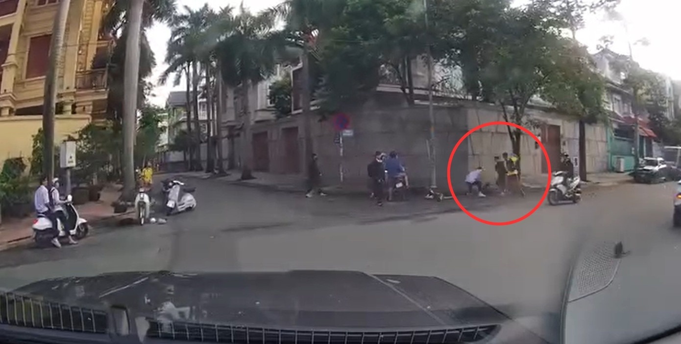 Nam sinh co giat sau tran au da giua giao lo o TP.HCM hinh anh