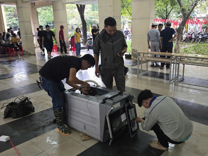 Thay tro o Hue hop luc sua ca nghin xe may, do dien ngap trong nuoc lu hinh anh