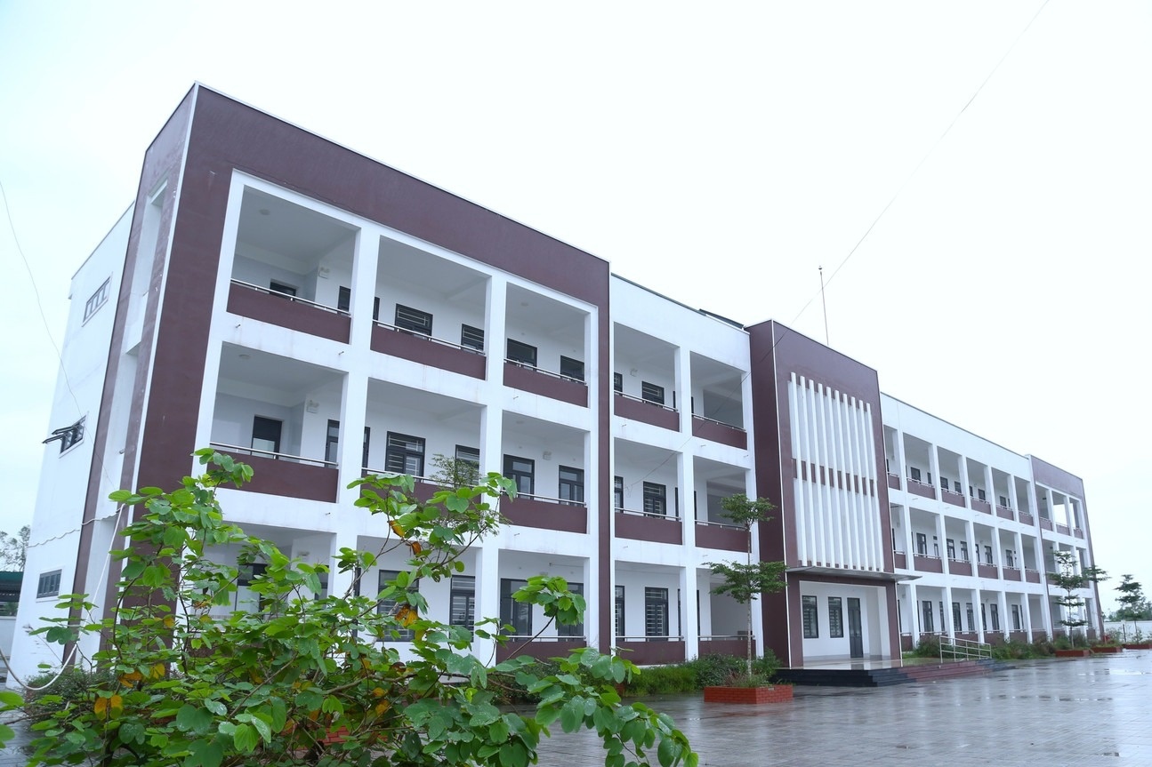 Truong moi xay bo khong, co tro chen chuc trong phong hoc xuong cap hinh anh