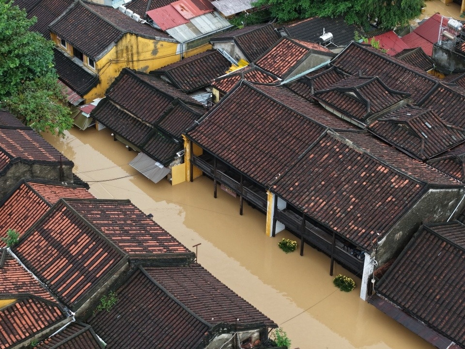 Bo GD&DT ho tro hang ty dong cho hoc sinh vung lu o Hue, Da Nang hinh anh
