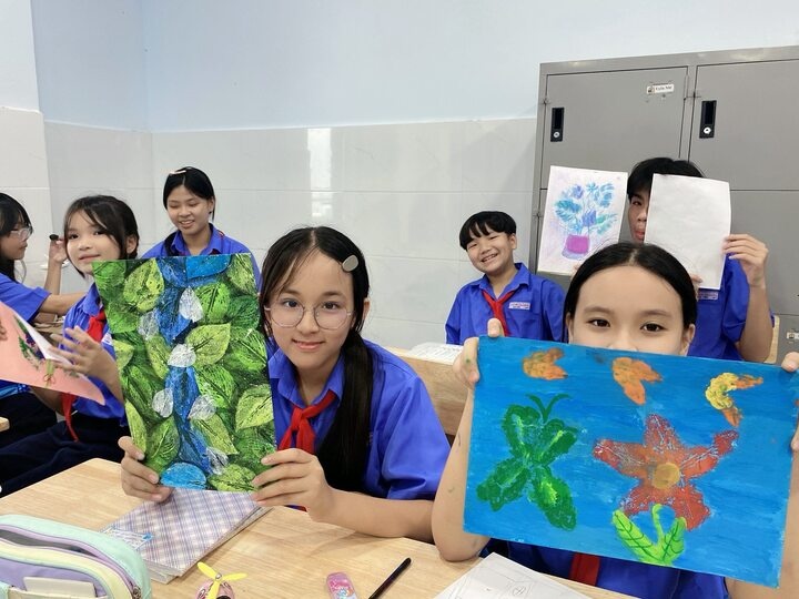 Truong tu choi nhan hoa 20/11, mong doi thanh sach vo cho hoc sinh hinh anh