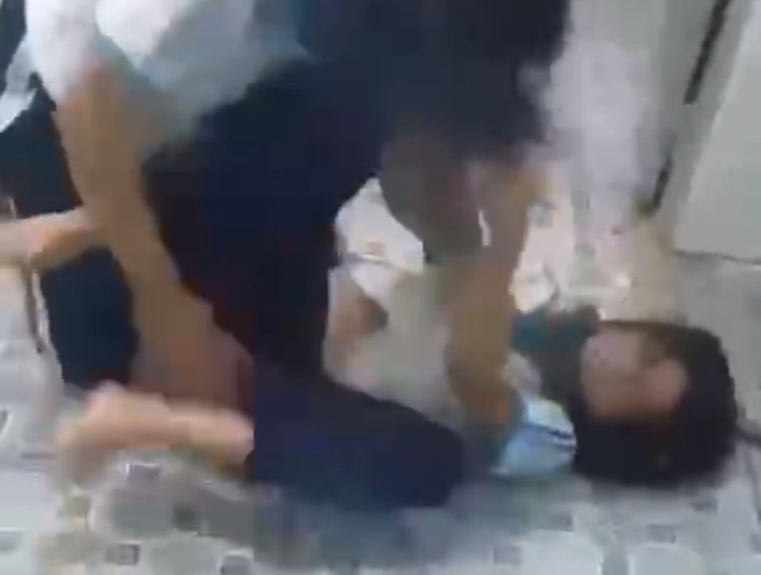 Nu sinh o TP.HCM lai danh nhau tui bui trong nha ve sinh cua truong hinh anh