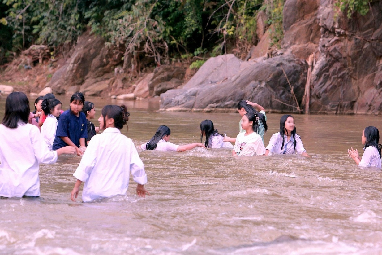 Het canh hoc sinh vung bien Thanh Hoa di bo hon 1km ra suoi tam giat hinh anh