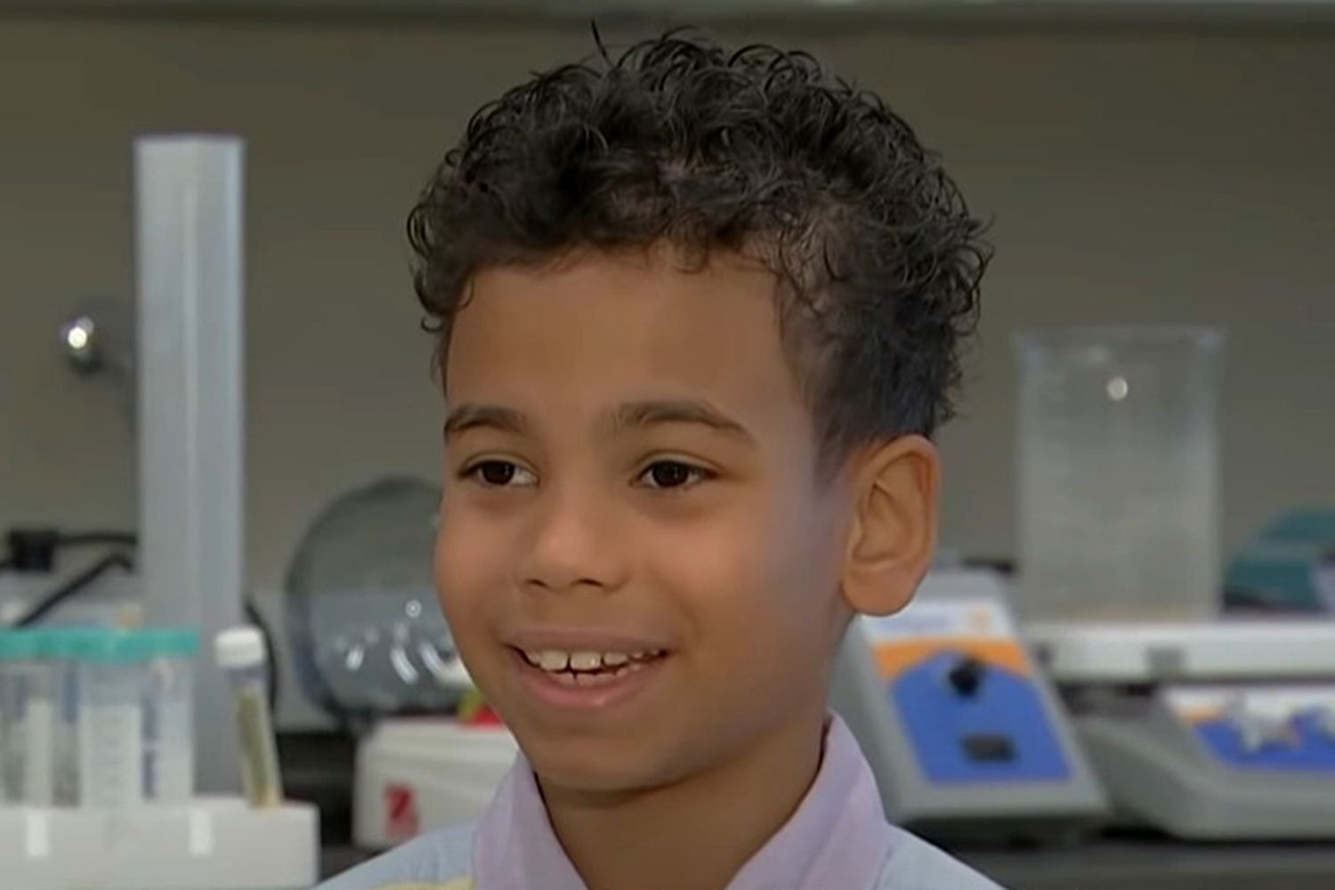 Cau be 9 tuoi trong nhom 1% thong minh nhat the gioi hinh anh