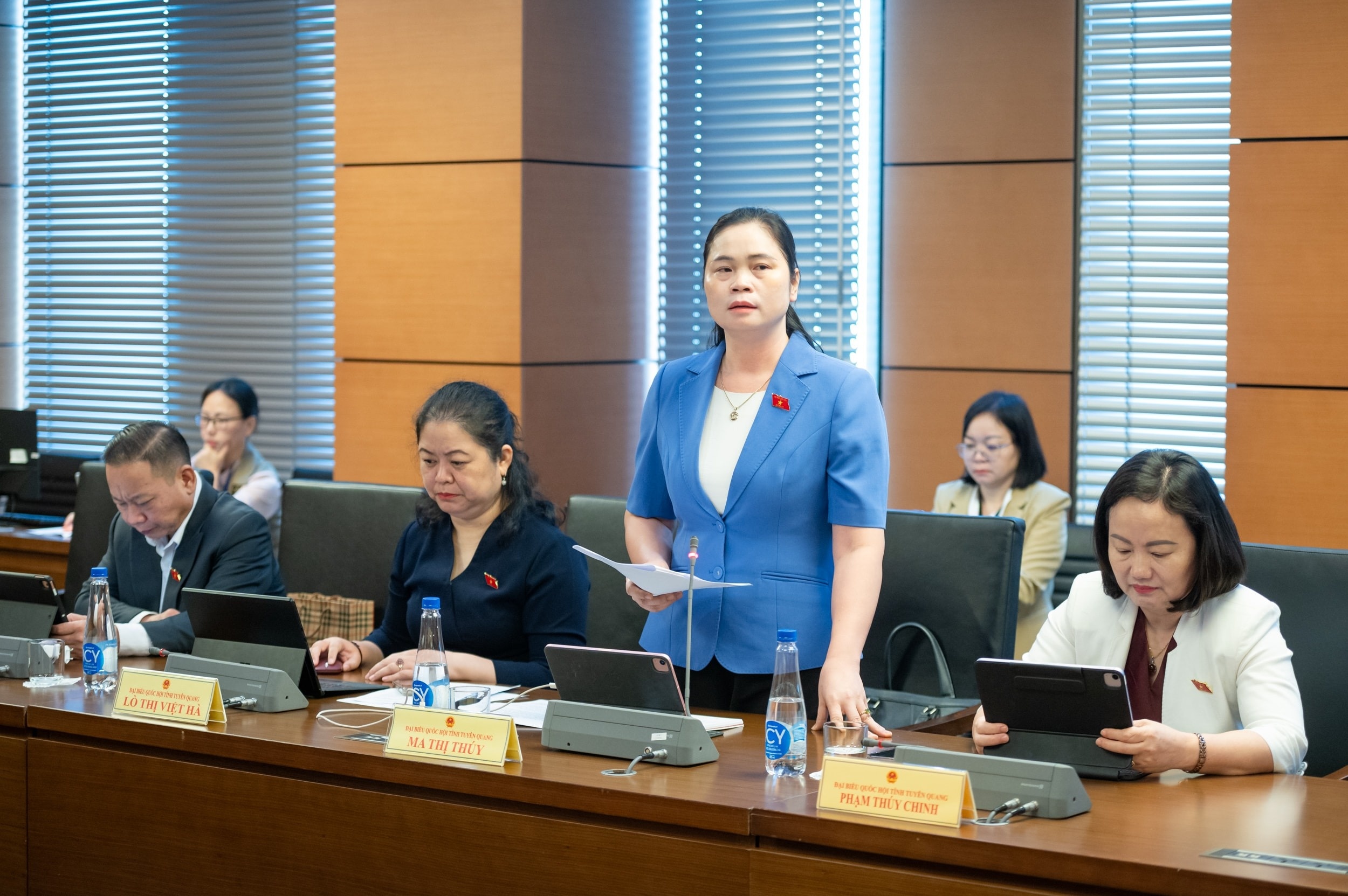 Dai bieu noi chinh sach mien phi SGK chua ro rang, de gay ap luc hinh anh