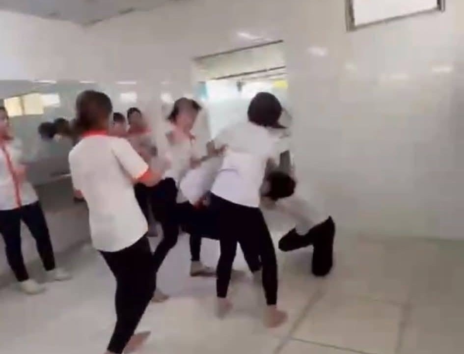 Nu sinh truong cao dang o TP.HCM bi danh 'hoi dong' trong nha ve sinh hinh anh