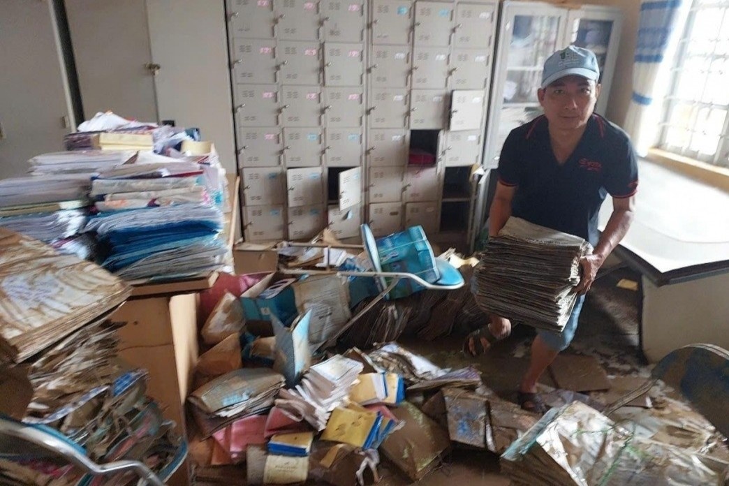 Vat lon dua tre tro lai truong sau lu mien Trung hinh anh