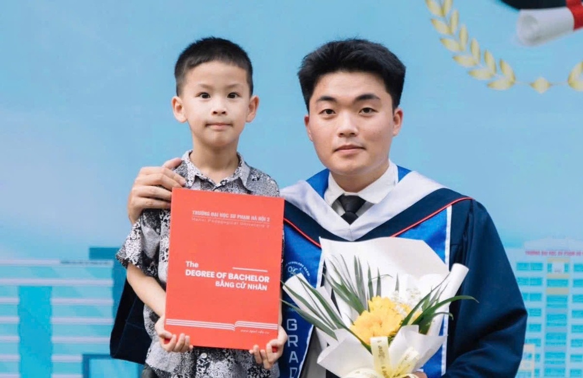 'Ong bo sinh vien' 24 tuoi va cu loi nguoc dong tro thanh thu khoa hinh anh