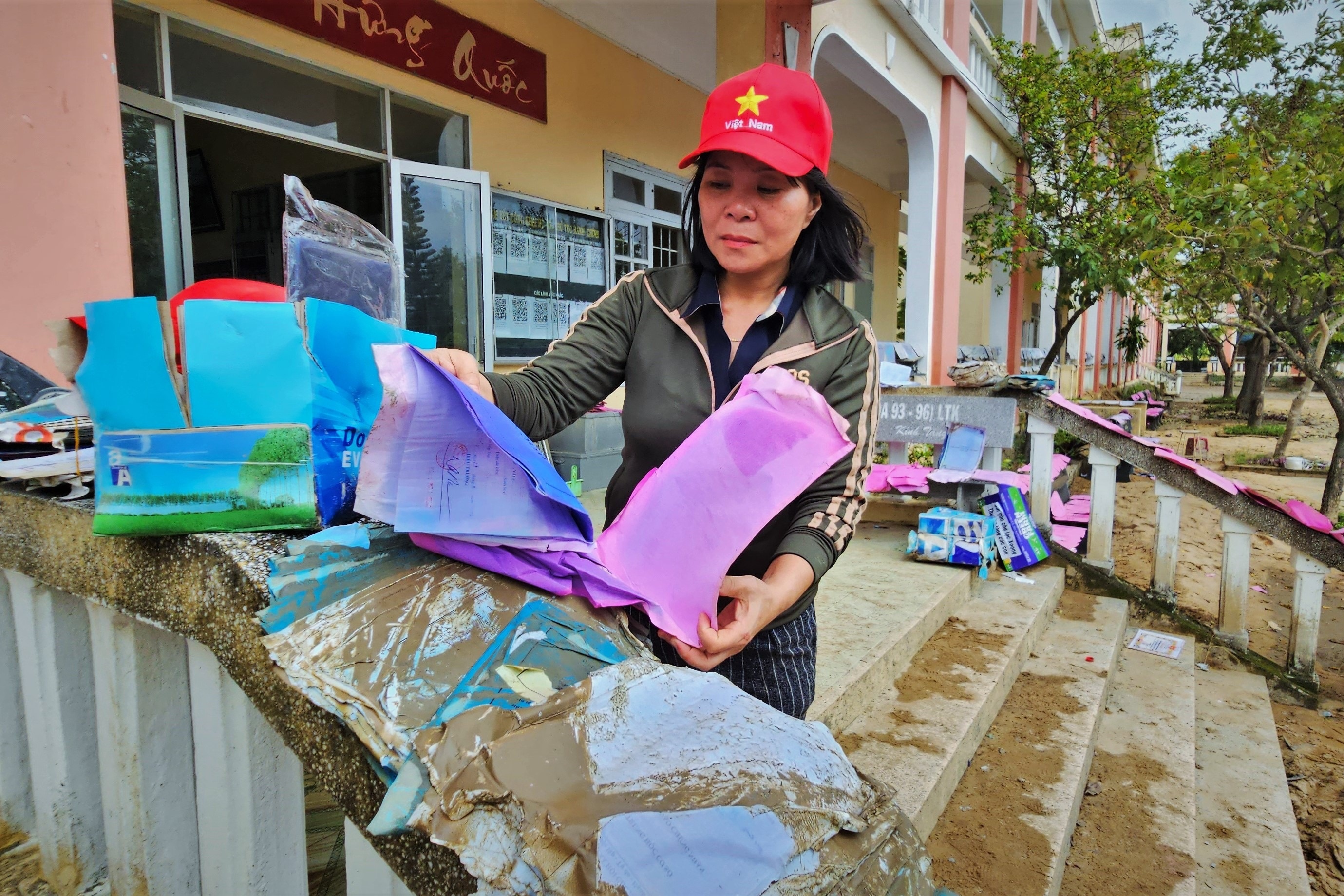 Truong hoc xac xo sau lu lich su, sach vo ngap bun hinh anh