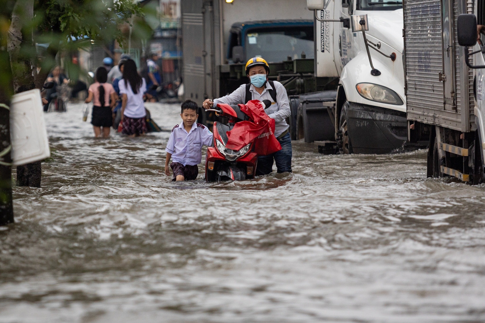 Thoi tiet dien bien phuc tap, TP.HCM ra thong bao khan hinh anh