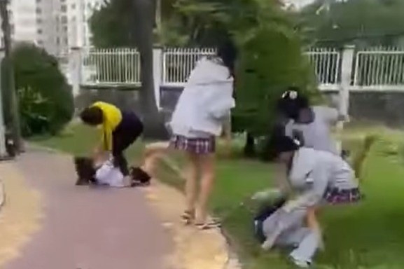 Nu sinh TP.HCM bi danh hoi dong, phai nhap vien sau gio tan hoc hinh anh