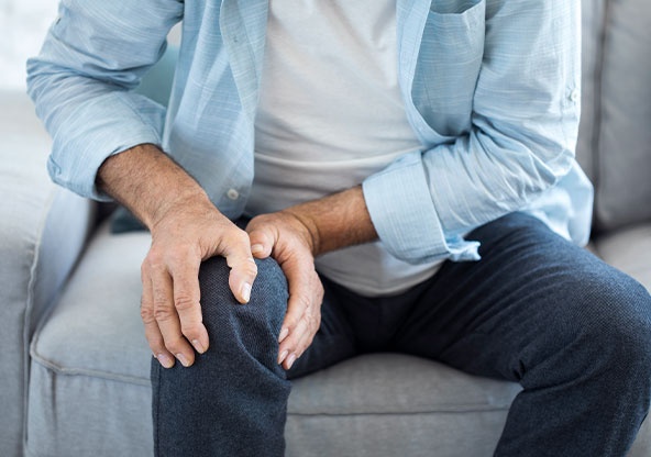 Thuong bi dau nhuc chan la dau hieu cua benh gi? hinh anh