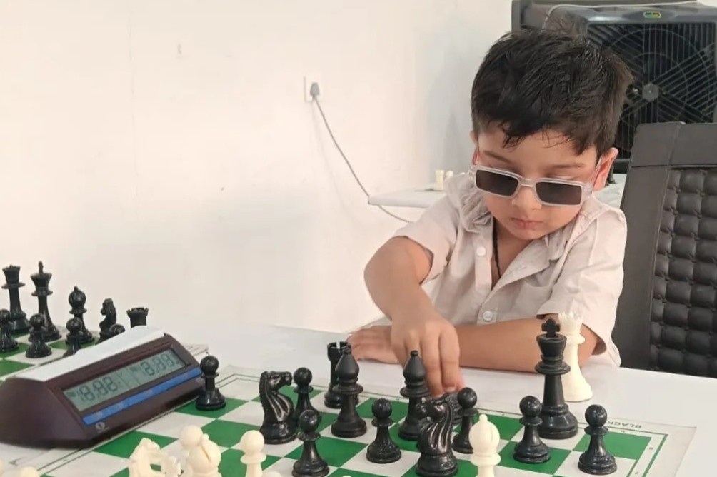 Cau be 3 tuoi thanh than dong co vua, khong xem tivi, dien thoai hinh anh