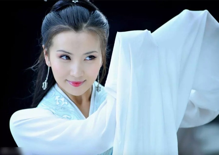 Dieu Thuyen 'dep nhat man anh' tu bo nghe thuat lam giang vien hinh anh