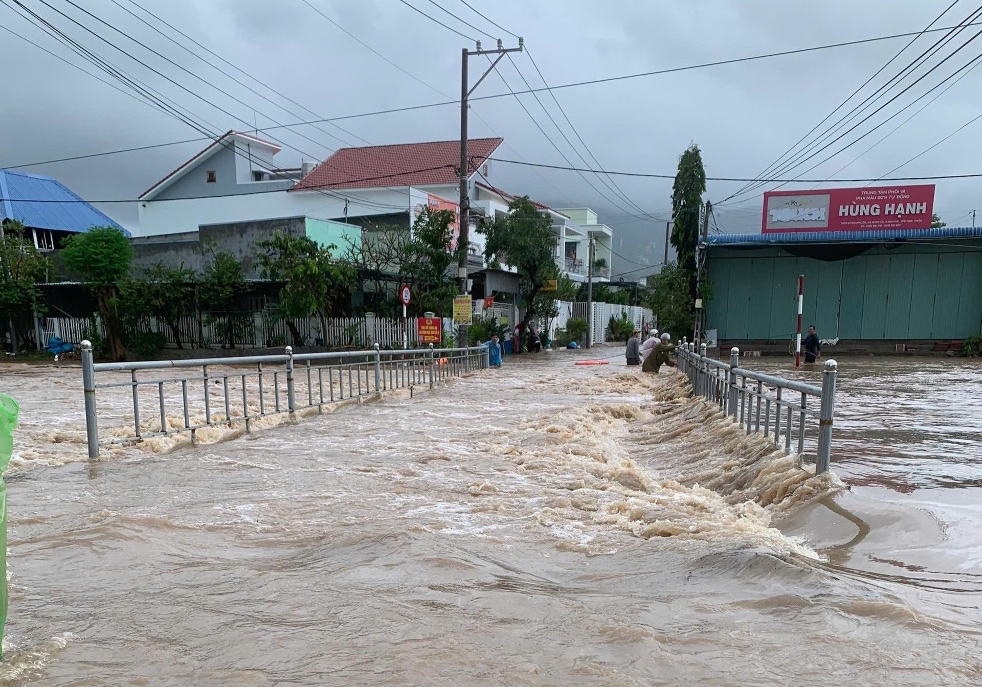 Khanh Hoa lai mua ngap, So Giao duc ra thong bao khan hinh anh