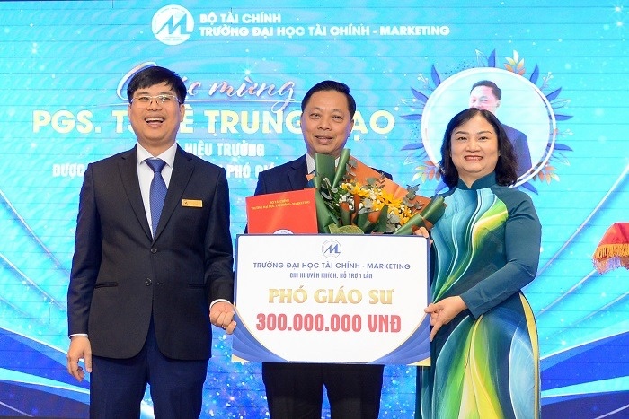 Mot truong dai hoc o mien tay thuong 500 trieu dong cho tan GS, PGS hinh anh