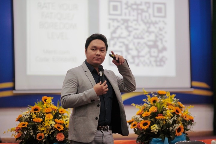 Chang trai Viet danh 10 nam hoc 3 bang thac si hinh anh