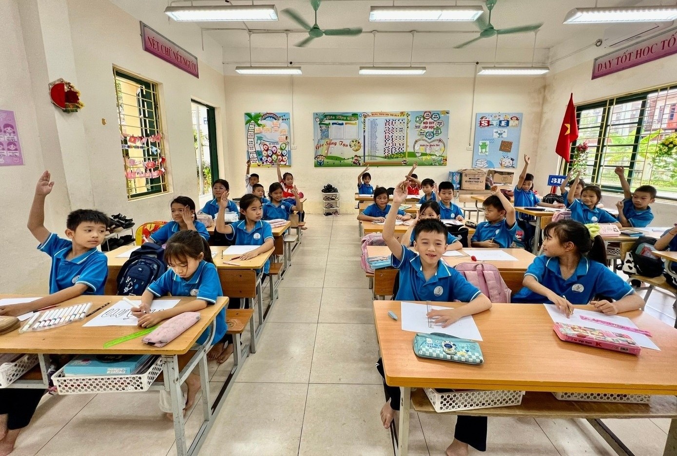 Sap nhap nong voi, truong hoc co toi 9 pho hieu truong hinh anh