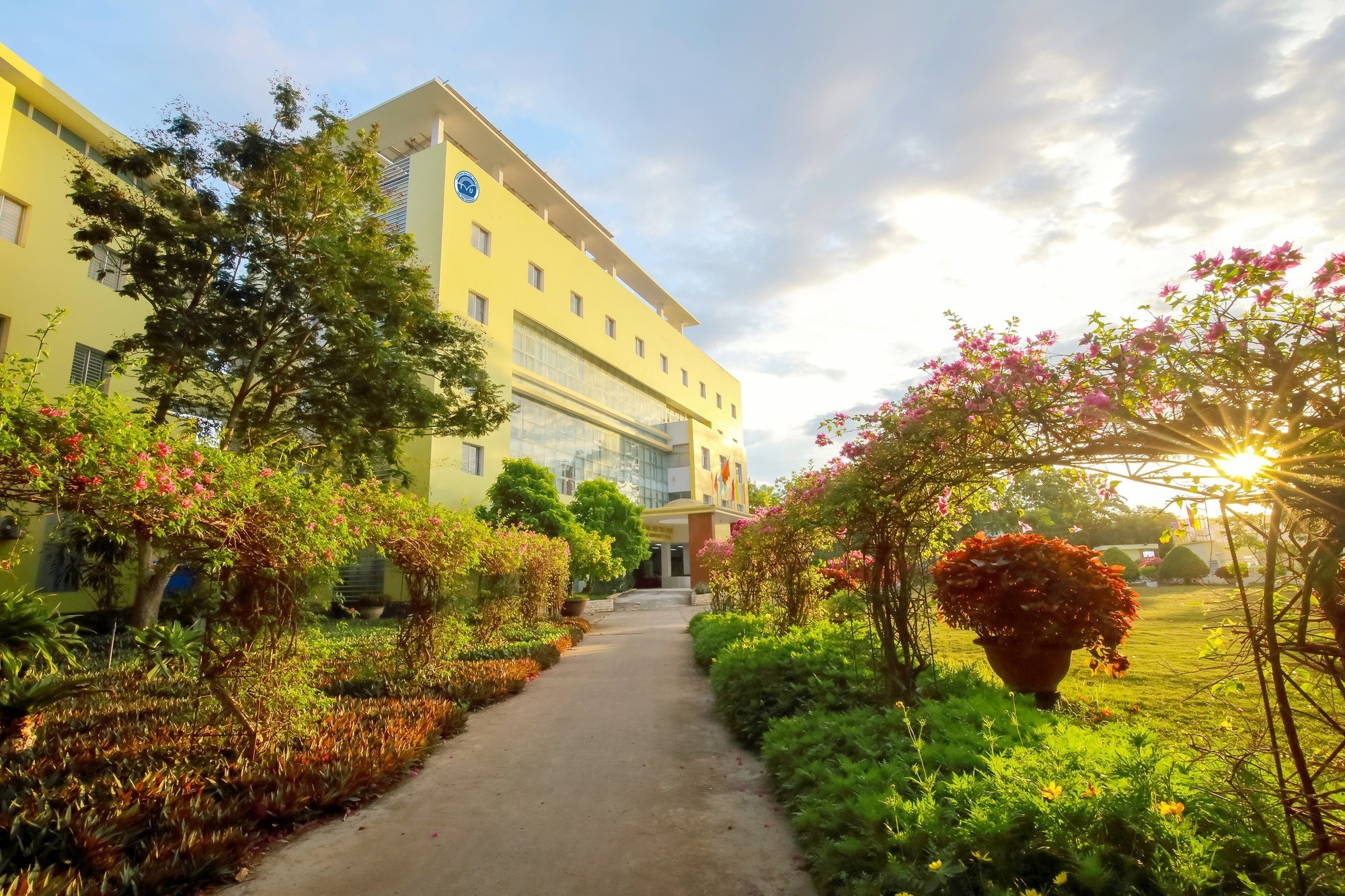 Mot truong dai hoc o mien Tay chinh thuc thanh dai hoc hinh anh