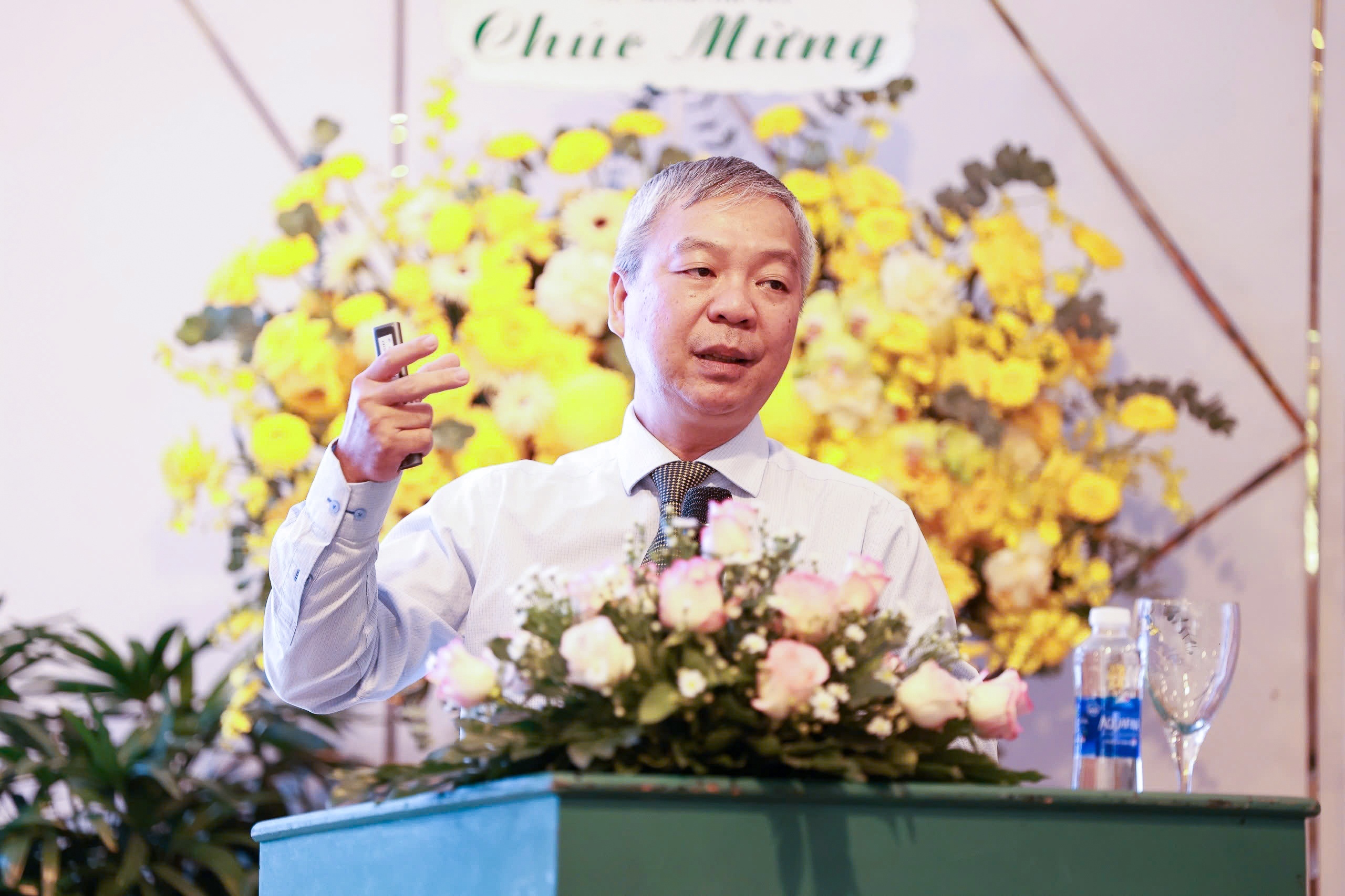 Truong Dai hoc Quoc te co pho hieu truong moi hinh anh