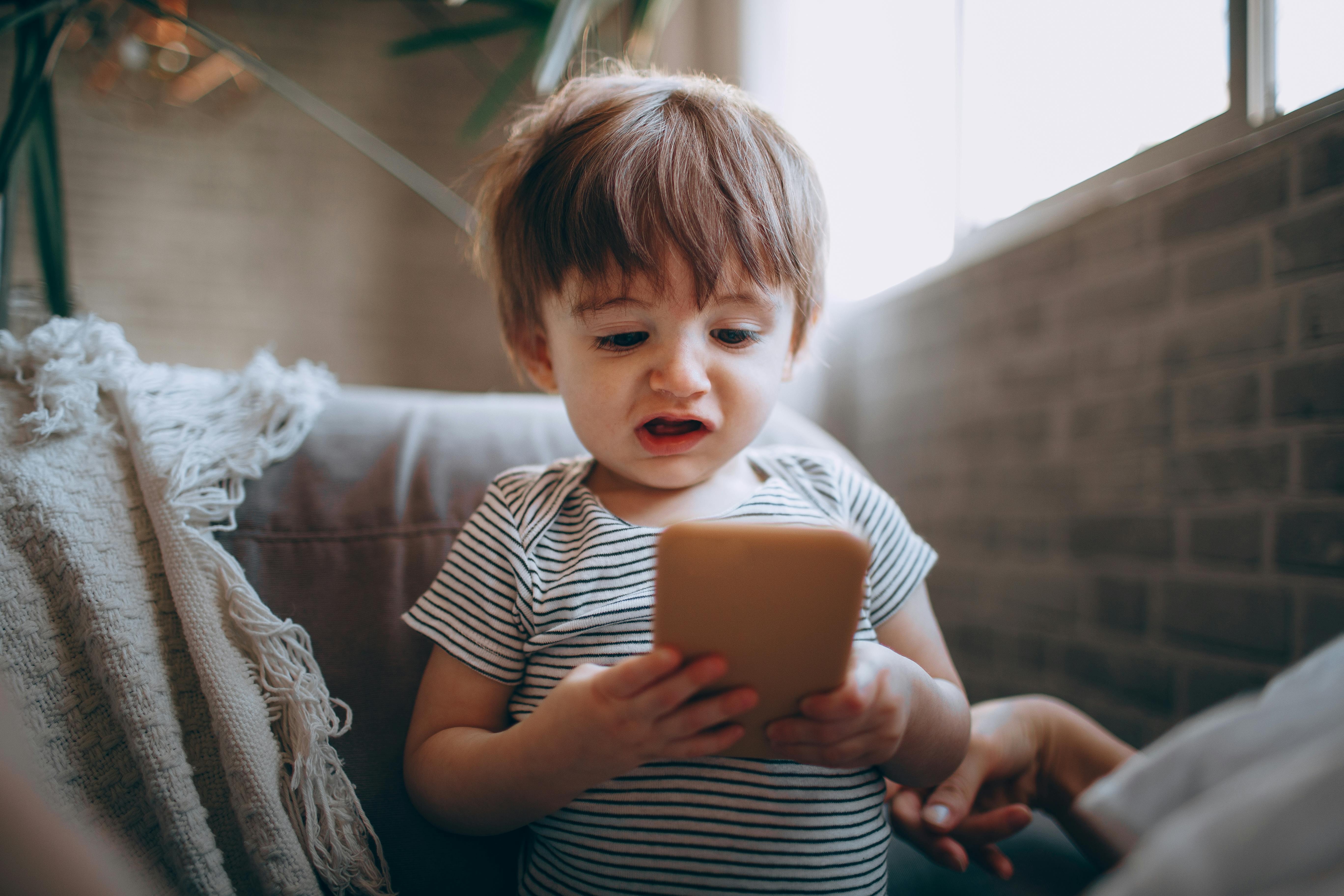 Tre mau giao khong noi noi mot cau vi dung dien thoai qua som hinh anh