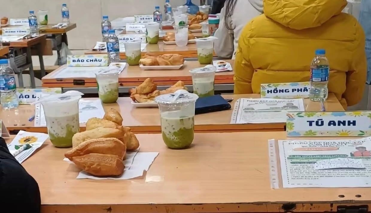 Giao vien bi che bay be khi chuan bi che, banh tren ban hop phu huynh hinh anh