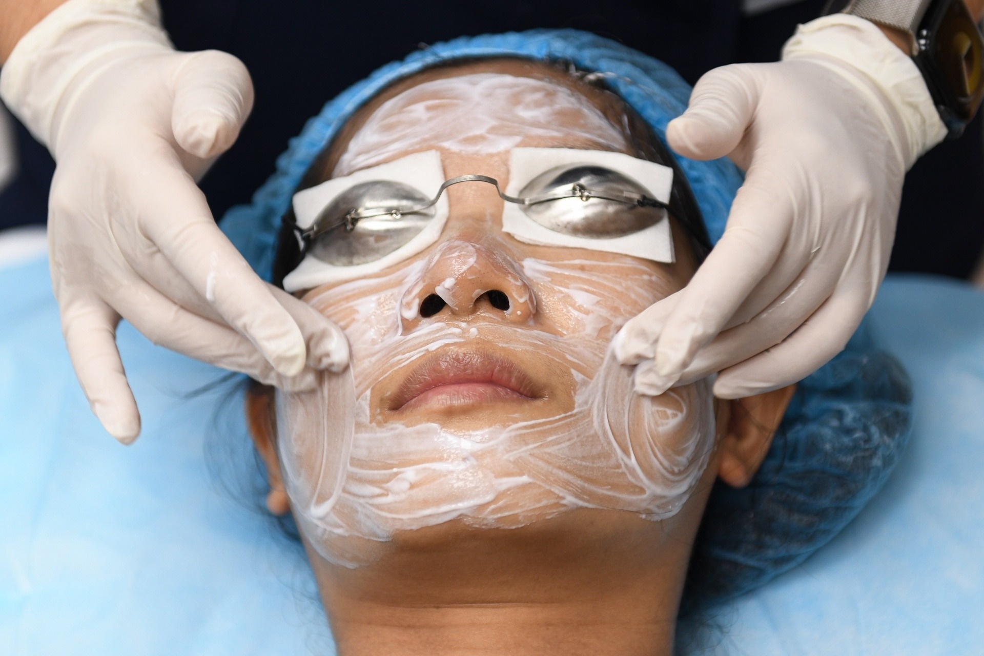 TP.HCM cam quang cao bom, tiem lam dep trong truong hoc hinh anh