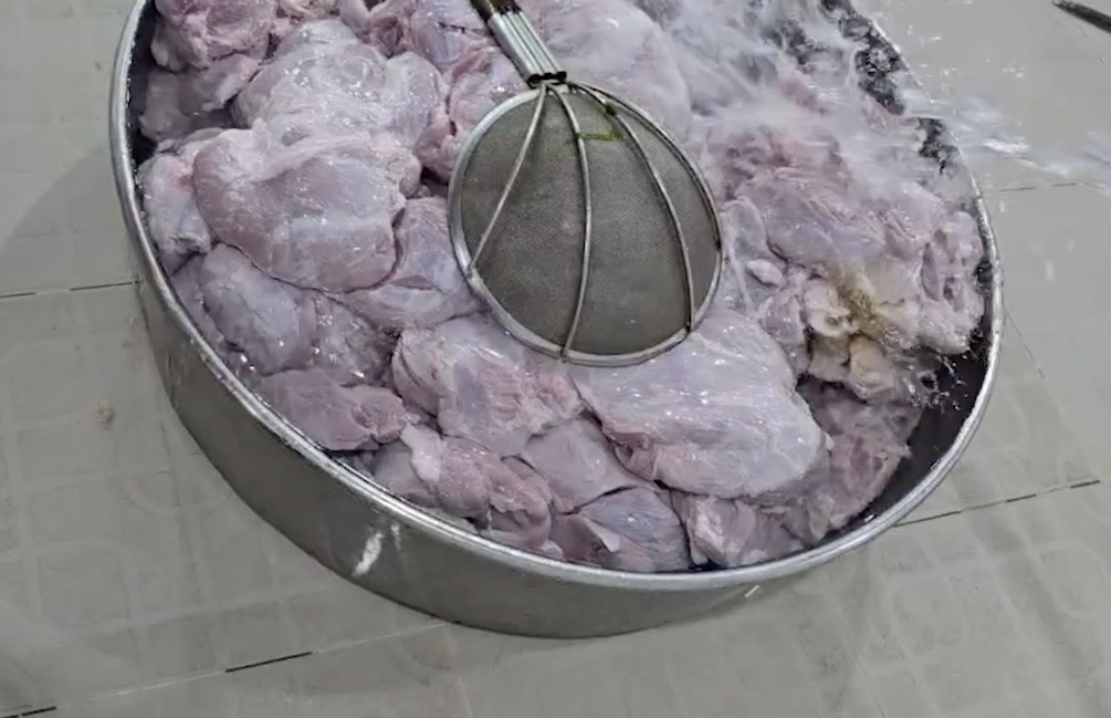 Hang nghin hoc sinh dung an ban tru do nghi thuc pham ban o TP.HCM hinh anh