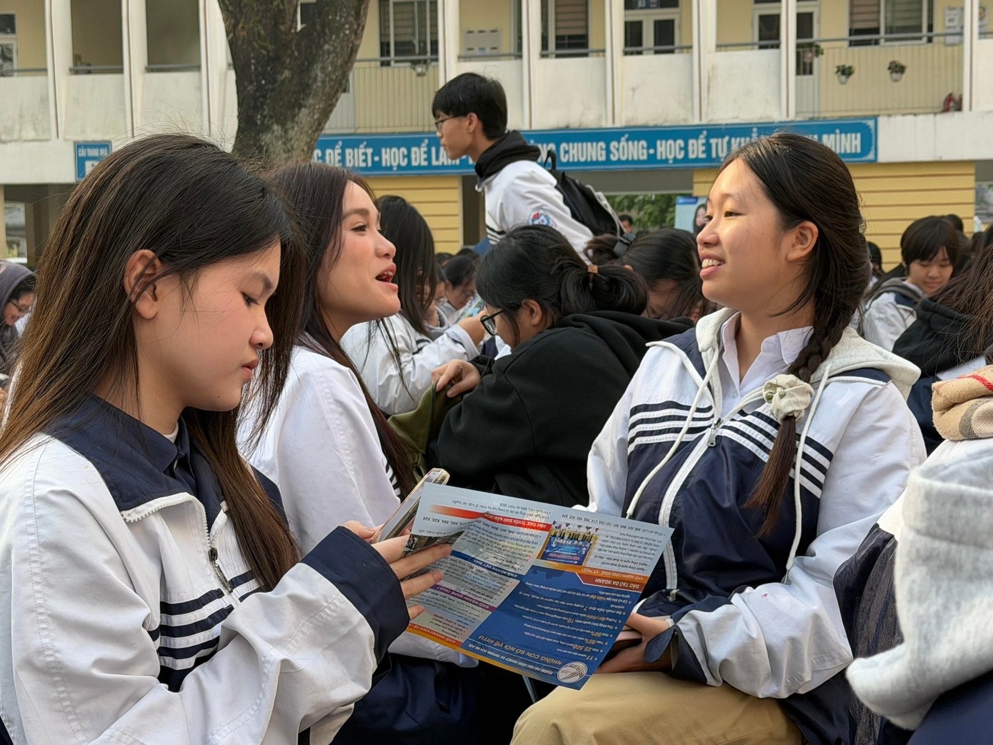 Gioi han 10 nguyen vong tuyen sinh DH, hoc sinh than 'siet' qua chat hinh anh