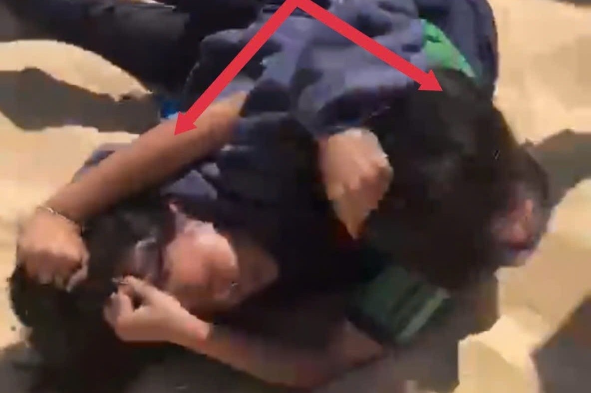 Nu sinh danh nhau, cong an xa 'phat' chai toc de lam hoa hinh anh