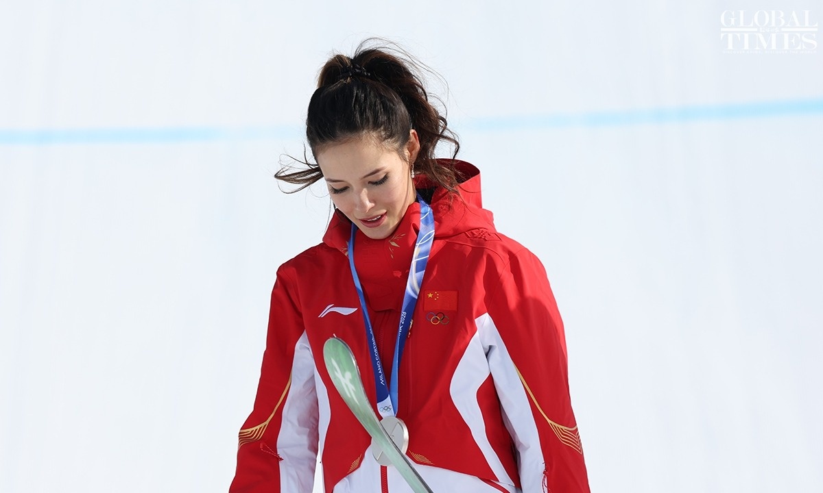 Hoc van khung cua 'nu than truot tuyet' Trung Quoc Eileen Gu hinh anh