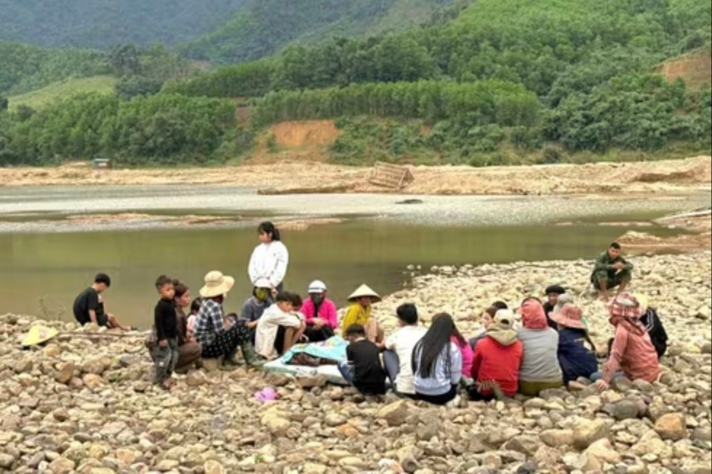 Hai hoc sinh lop 3 duoi nuoc thuong tam tren song Dakrong hinh anh