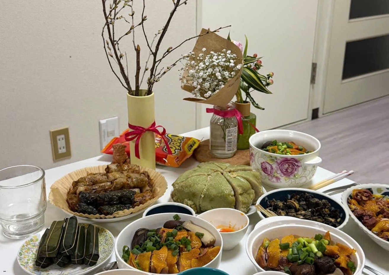 Du hoc sinh lam 62 chiec nem don Tet o Phap hinh anh