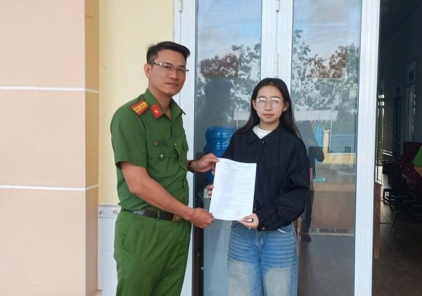 Mua xuan dac biet cua nu cu nhan viet don tinh nguyen nhap ngu hinh anh