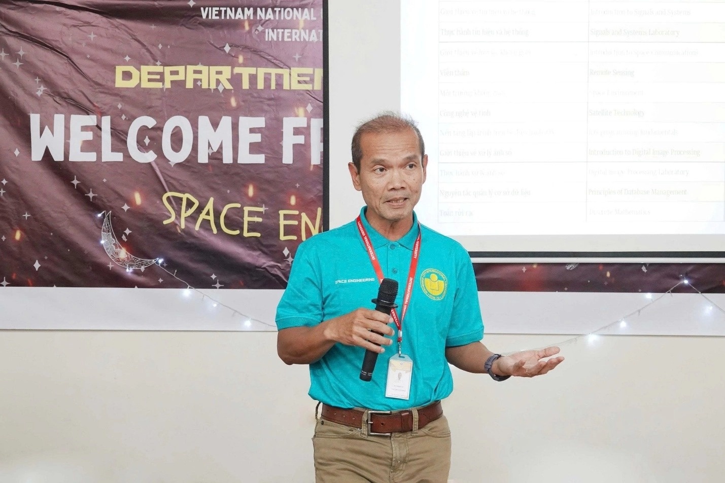 Chuyen gia NASA lam giang vien thinh giang tai Dai hoc Quoc gia TP.HCM hinh anh