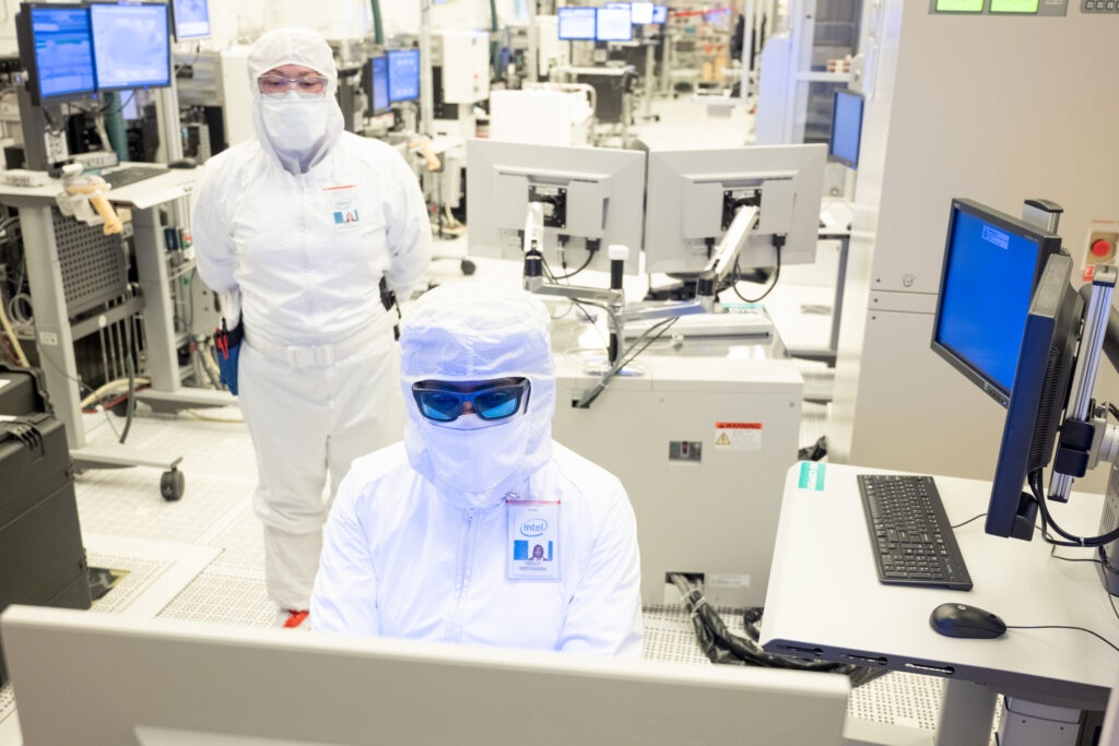 Nghich ly nhan su nganh ban dan Viet hinh anh