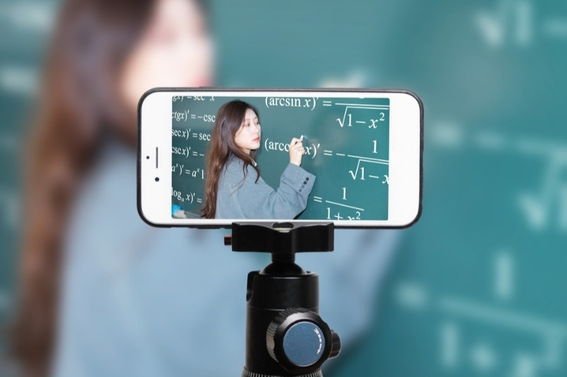 Giao vien dang vlog, ban hang TikTok nhu KOL hinh anh