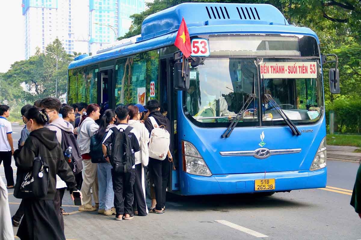 Mot truong dai hoc o TP.HCM tri an tai xe, nhan vien xe buyt so 53 hinh anh