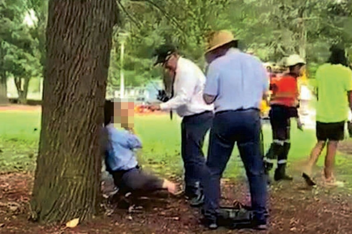 Duoi viec giao su Hong Kong mac dong phuc, chup len hoc sinh hinh anh