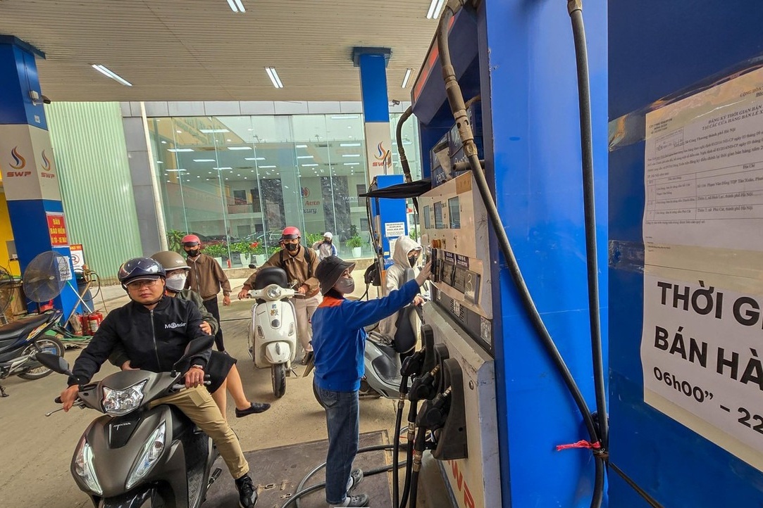 Mot truong hoc o TP.HCM ho tro phu cap xang xe cho giang vien hinh anh