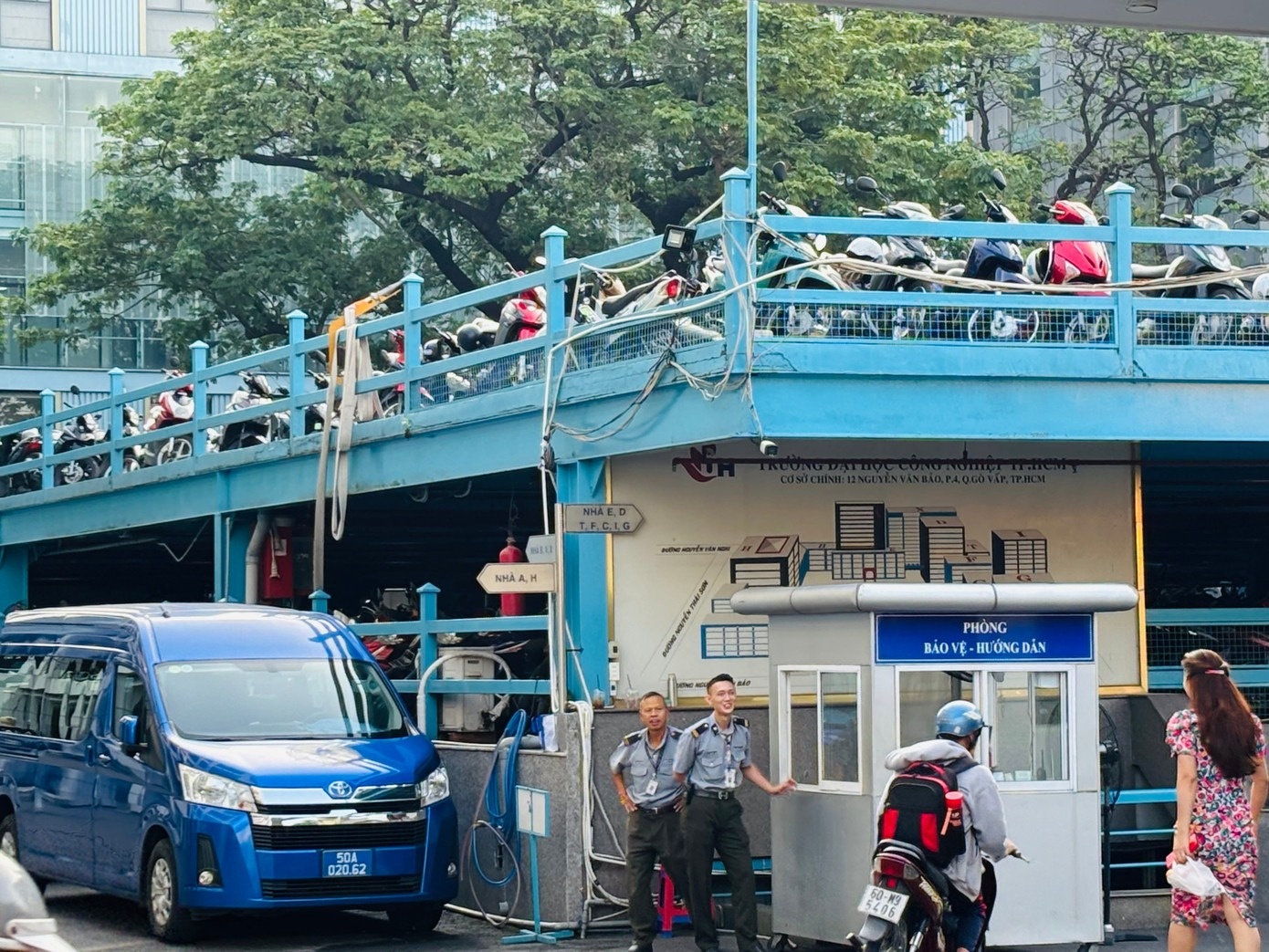 Sinh vien o TP.HCM nhao nhac vi bai xe dong cua, ve hoc online hinh anh