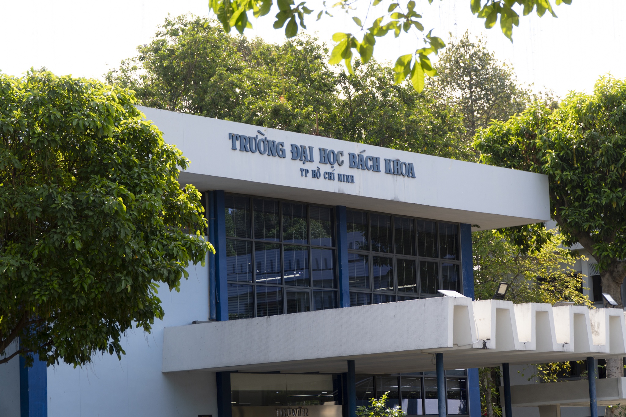 Khong gian hoanh trang, day cam hung ben trong DH Bach khoa TP.HCM hinh anh