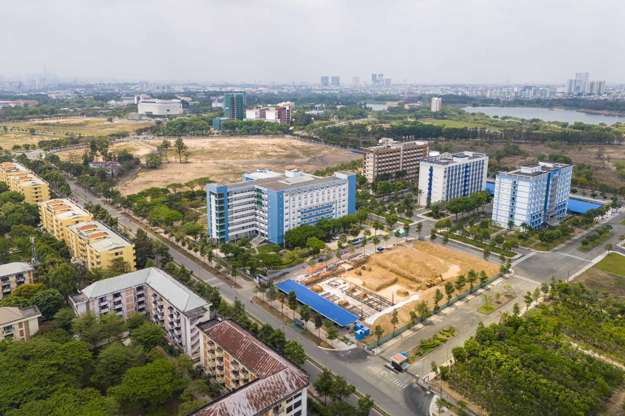 Dien mao khac la o khu do thi Dai hoc Quoc gia TP.HCM hinh anh