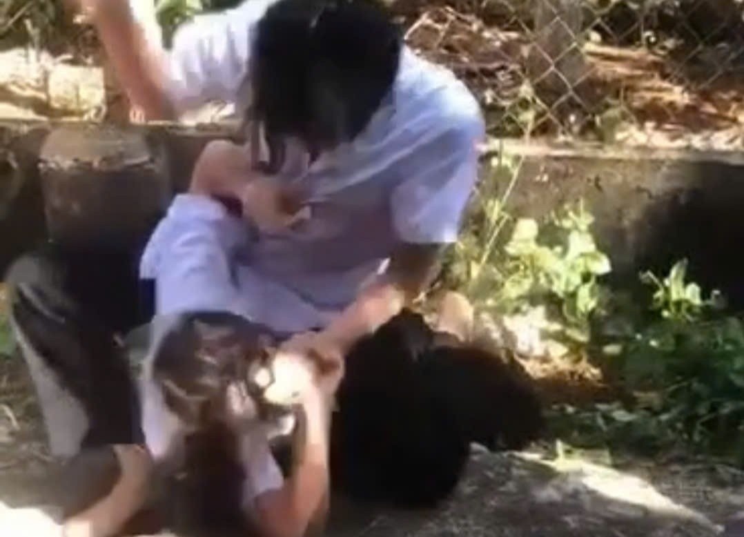 Xac minh vu hai nu sinh mau thuan dan den nhap vien hinh anh