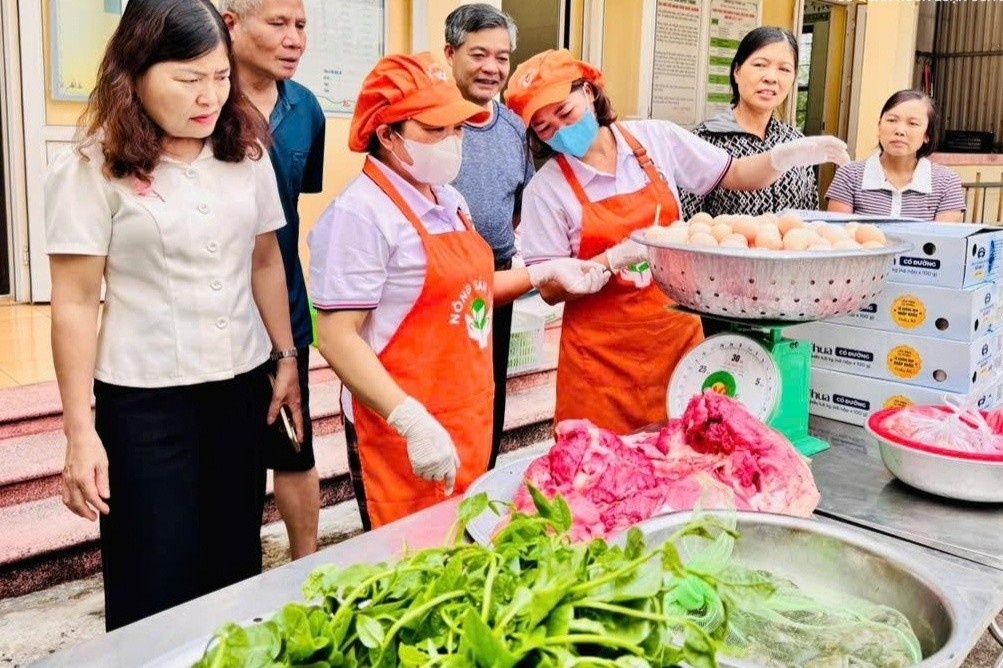 Hieu truong, hieu pho o Hai Phong phai chiu trach nhiem ve com ban tru hinh anh