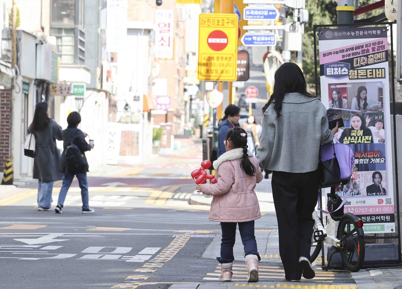 Han Quoc cam day them tre duoi 3 tuoi hinh anh