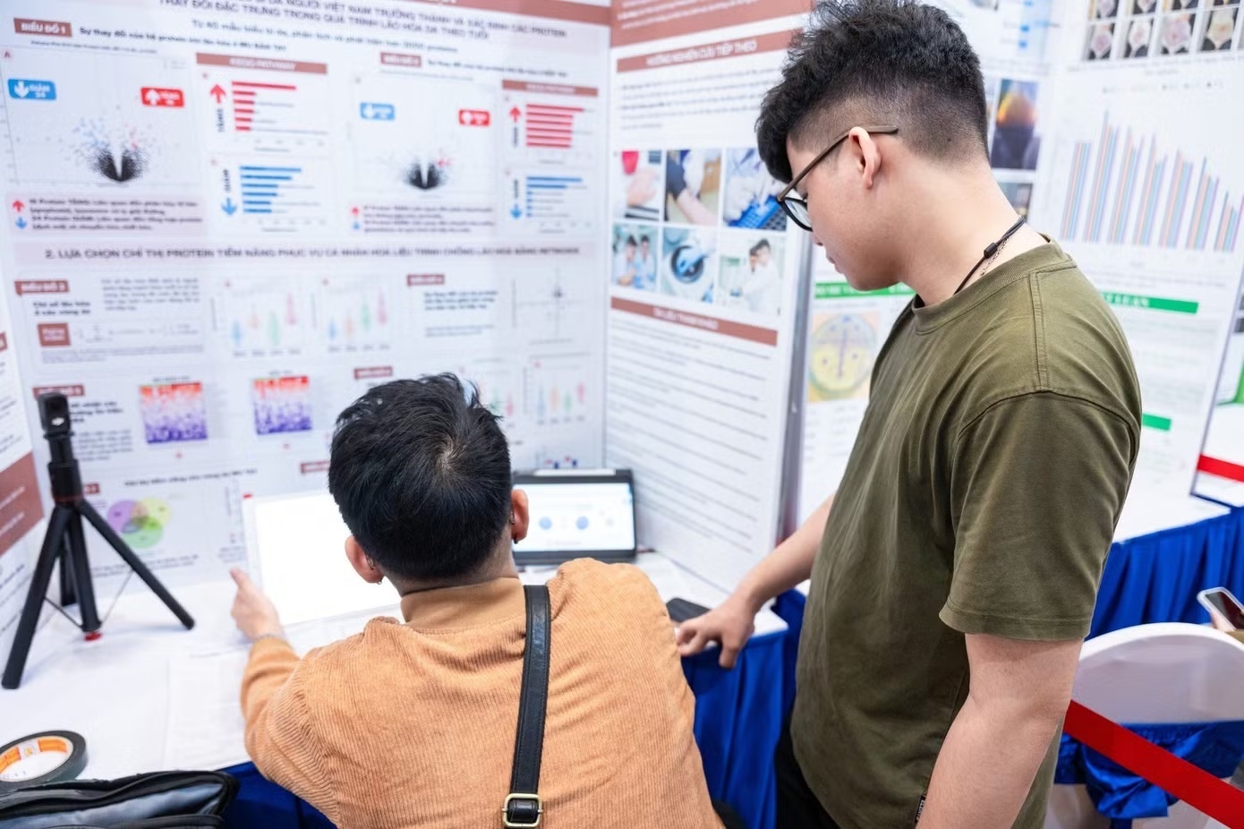 Den hen lai 'nong' thi khoa hoc ky thuat: Den luc can 'thay mau' hinh anh