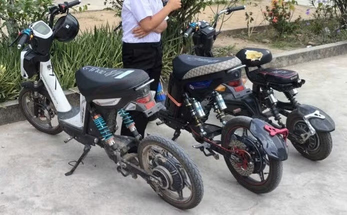 Kiem tra bai xe truong hoc phat hien nhieu xe dap dien ‘do, che’ hinh anh