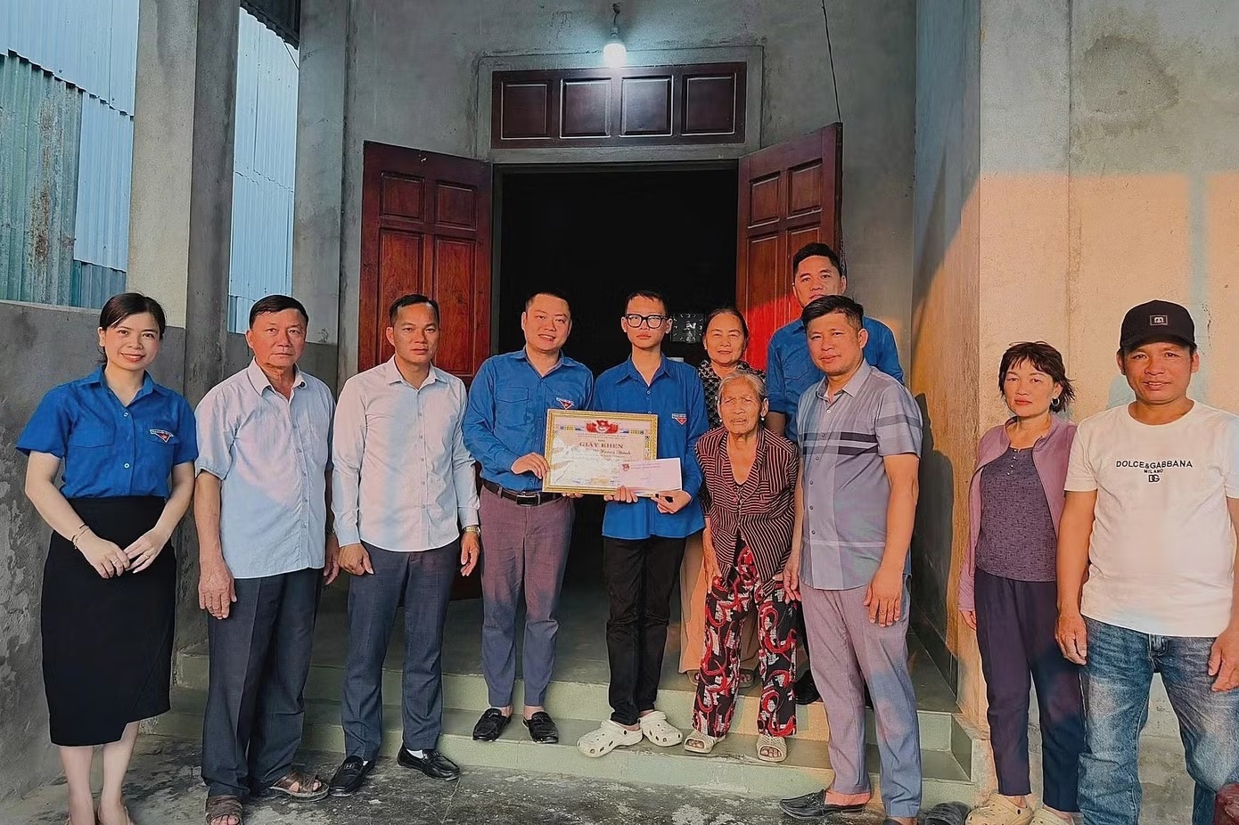 Khen thuong nam sinh lop 10 cuu hai nguoi duoi nuoc hinh anh